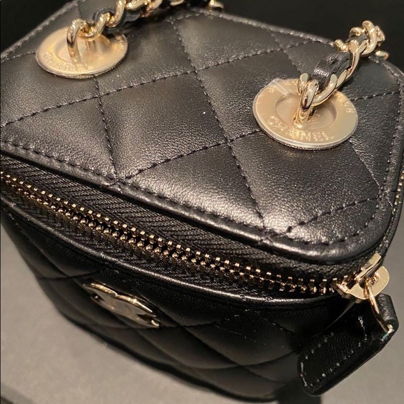 Chanel Small Vanity Case - Picture 7 of 7